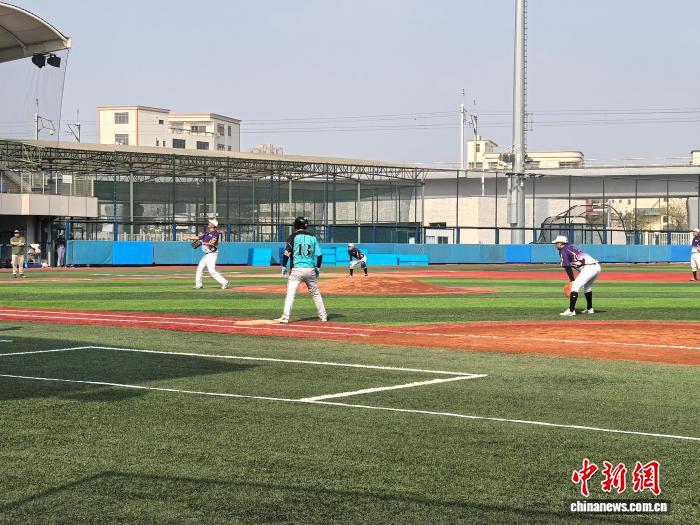 北京队力克东道主摘得2025熊猫杯慢投垒球联赛桂