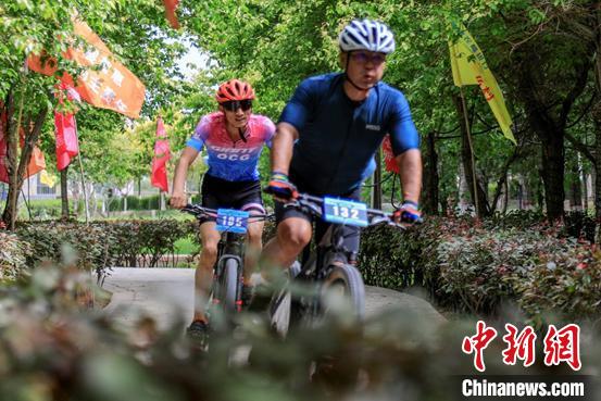 博湖县的青山绿水为参赛选手创造良好比赛环境。　胡侍琦 摄