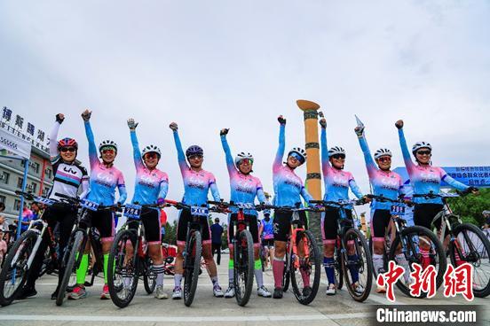 本次比赛分为男子山地越野、女子山地越野两个组进行。图为部分女选手合影。　赵洁 摄