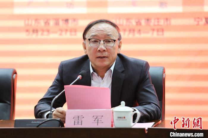 中国老年人体育协会换届工作小组组长、大会组委会副主任雷军在发布会上介绍相关情况 主办方供图 第四届全国老年人体育健身大会即将开幕,突出