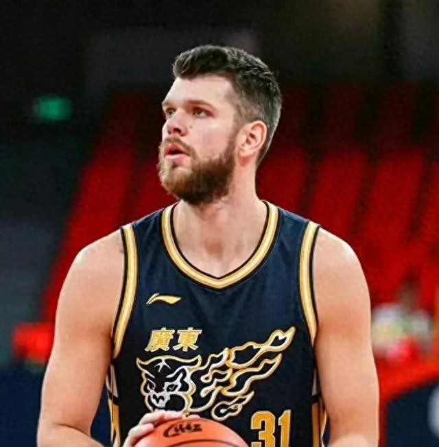 广东男篮补强内线灵活轮换备战季后赛