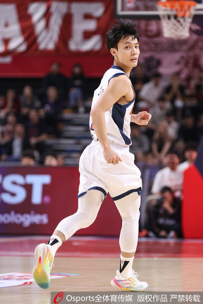 广东男篮力克广州挺进八强 徐杰关键抛投定乾坤